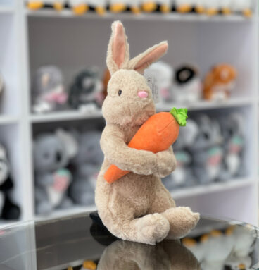 عروسک خرگوش ایستاده هویج